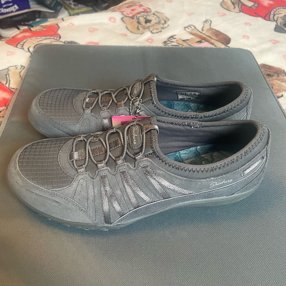 Skechers Gray Sneakers with Breathable Mesh and Sleek Design